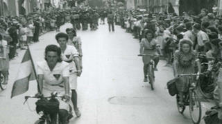 20 août 1944. Juchées sur leur bicyclette, qui était le mode de locomotion le plus employé durant leur mission, des jeunes femmes agents de liaison défilent dans Annecy libérée.